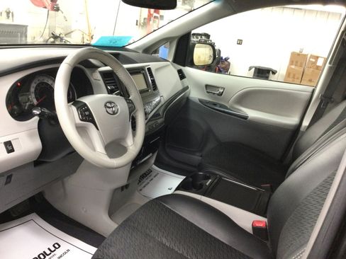 Used 2013 Toyota Sienna SE image 9