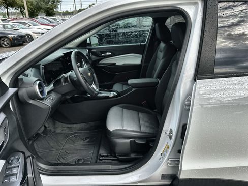 Used 2025 Chevrolet Trax LT w/ Driver Confidence Package FWD image 2