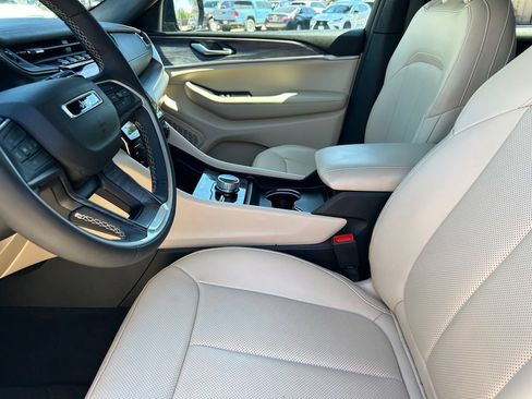 Used 2023 Jeep Grand Cherokee L Limited w/ Luxury Tech Group II AWD/4WD image 11