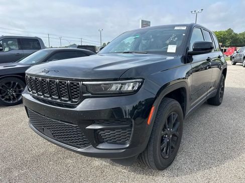 Used 2024 Jeep Grand Cherokee Altitude AWD/4WD image 1