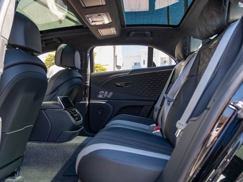 Used 2025 Bentley Flying Spur Plug-In Hybrid AWD/4WD image 32