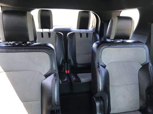 Used 2017 Ford Explorer XLT w/ Equipment Group 202A AWD/4WD image 43