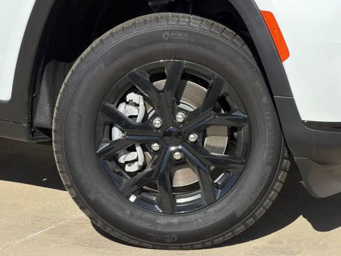 New 2025 Jeep Grand Cherokee L Altitude image 8