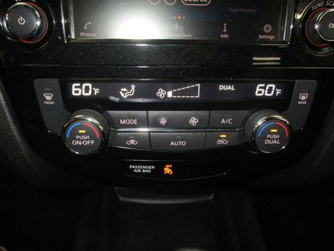 Used 2020 Nissan Rogue SV image 25