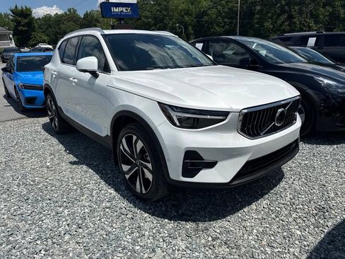 Used 2024 Volvo XC40 B5 Plus w/ Protection Package Premier AWD/4WD image 2