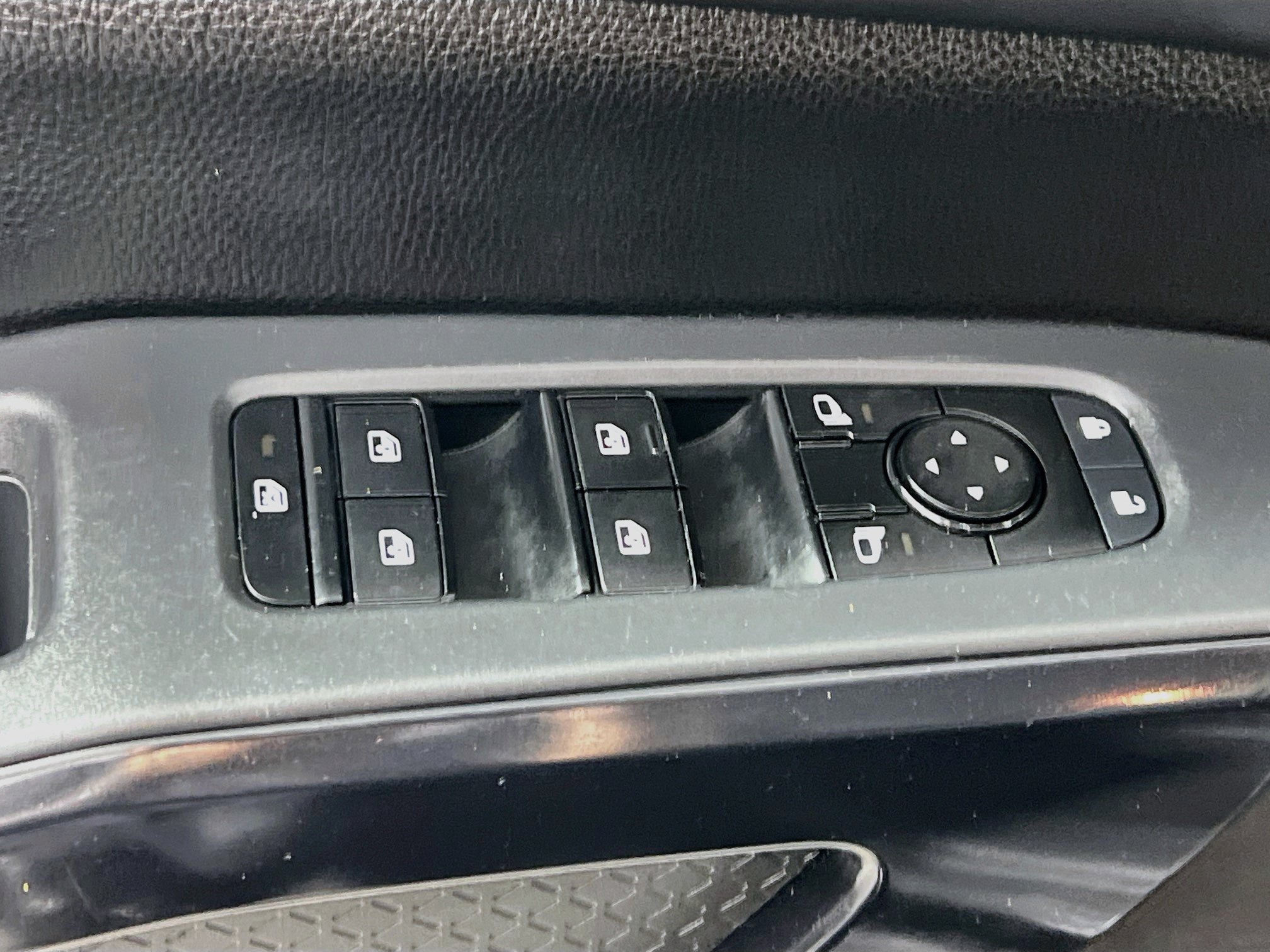 Used 2024 Nissan Pathfinder SV FWD image 16