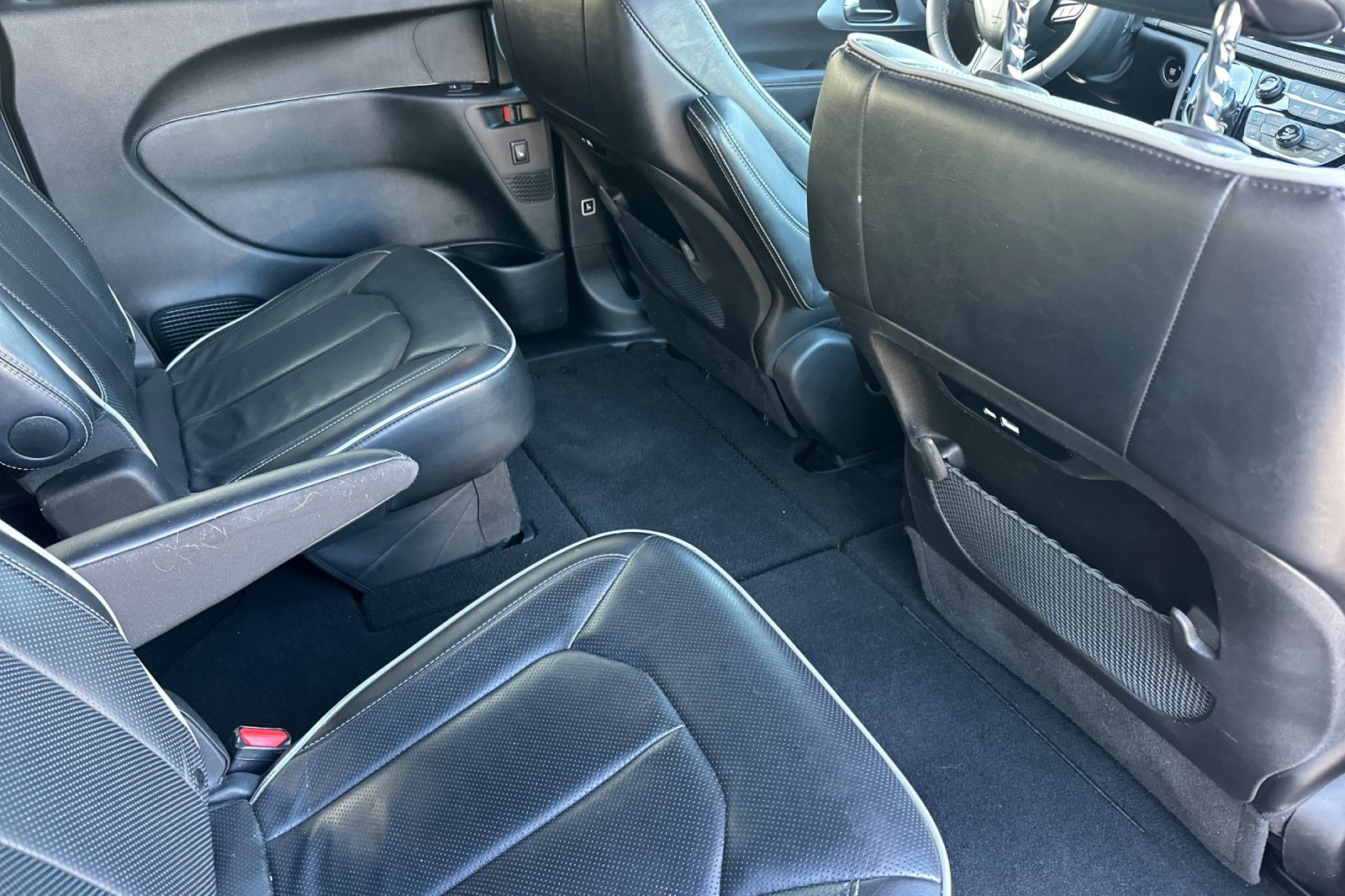 Used 2025 Chrysler Pacifica Limited FWD image 18