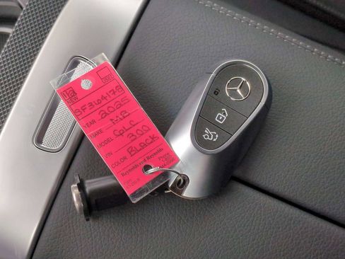 Used 2025 Mercedes-Benz GLC 300 4MATIC image 35