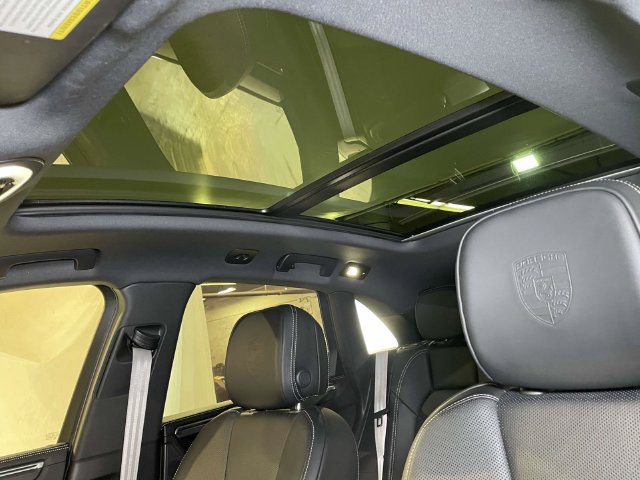 Certified 2023 Porsche Macan S AWD/4WD image 18
