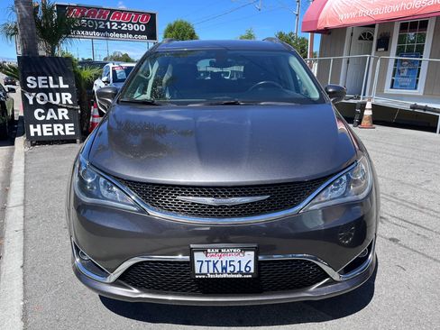 Used 2017 Chrysler Pacifica Touring-L Plus w/ Tire & Wheel Group image 2