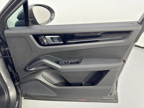 Used 2023 Porsche Cayenne E-Hybrid image 47