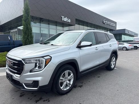 Used 2022 GMC Terrain SLE w/ Driver Convenience Package FWD image 2