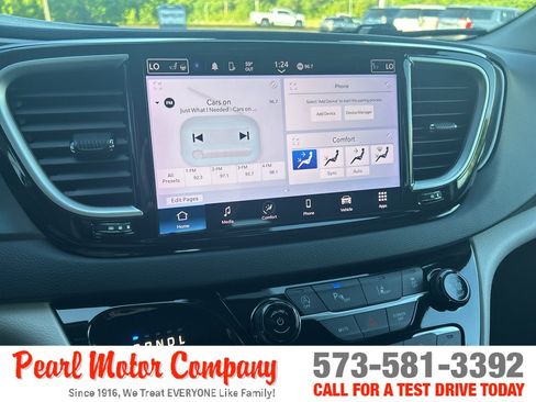 Used 2024 Chrysler Pacifica Touring-L FWD image 15