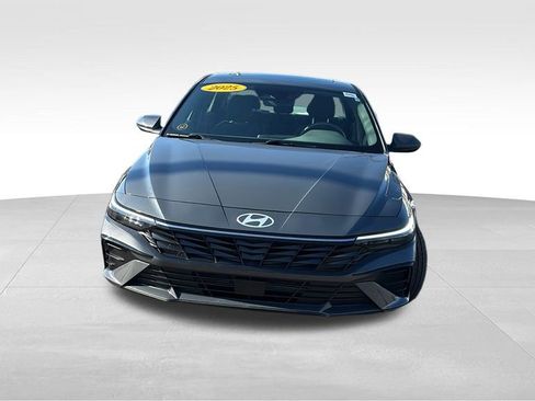 Used 2025 Hyundai Elantra SEL image 2