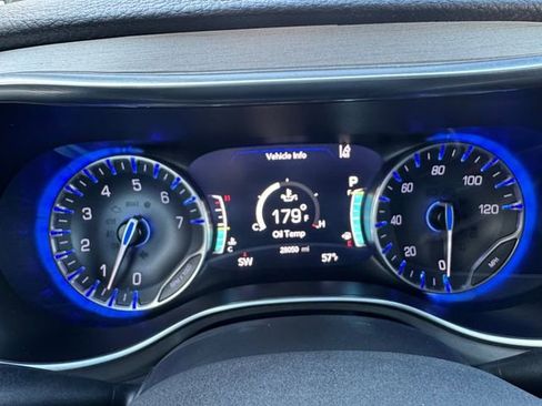 Used 2023 Chrysler Pacifica Limited w/ Uconnect Theater Family Group image 11