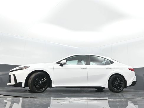 Used 2025 Toyota Camry SE w/ Convenience Package image 31