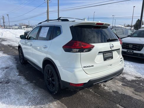 Used 2018 Nissan Rogue SV image 3