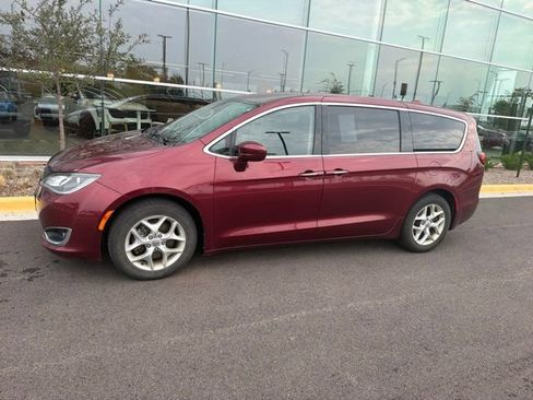 Used 2018 Chrysler Pacifica Touring Plus w/ Tire & Wheel Group FWD image 3