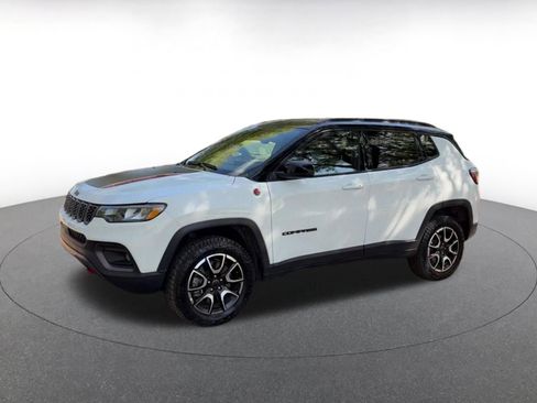 Used 2025 Jeep Compass Trailhawk image 8
