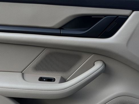 Used 2022 Porsche Taycan image 32