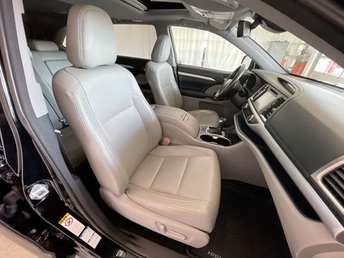 Used 2018 Toyota Highlander XLE AWD/4WD image 26