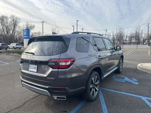 New 2025 Honda Pilot Touring image 8