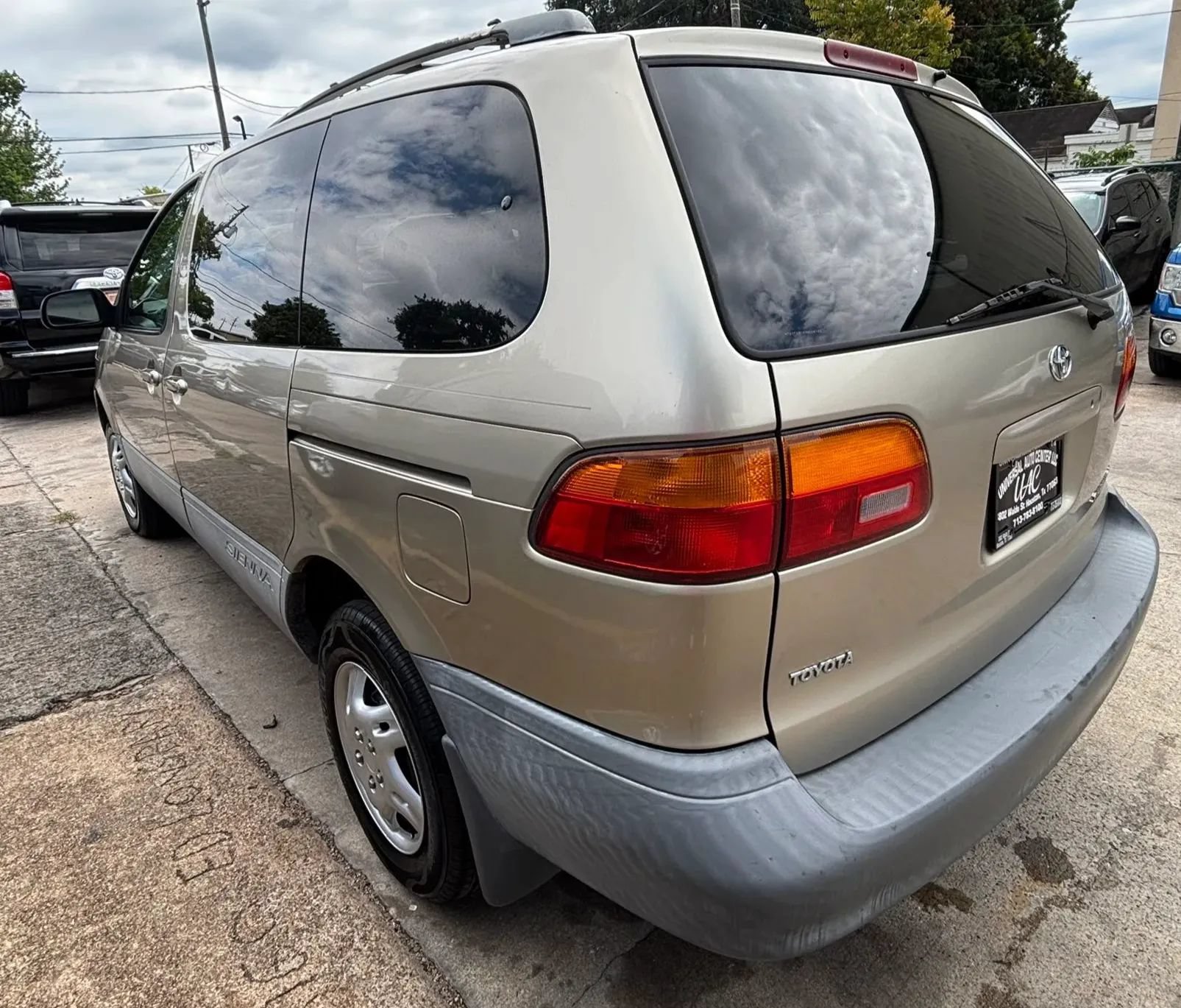 Used 2000 Toyota Sienna CE w/ CE Extra Value Pkg FWD image 5