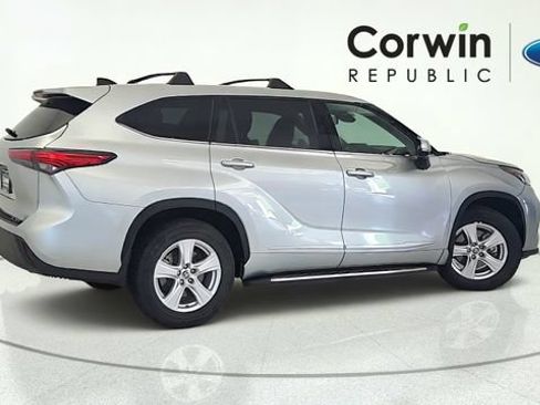 Used 2022 Toyota Highlander LE FWD image 6