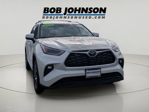 Used 2021 Toyota Highlander XLE image 1