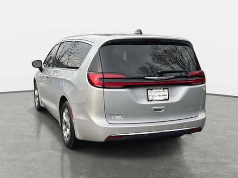 Used 2024 Chrysler Pacifica Limited image 7