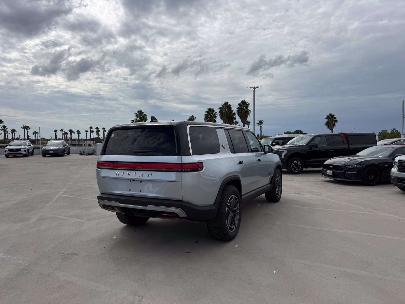Used 2025 Rivian R1S Adventure Dual AWD/4WD image 3