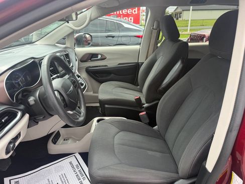Used 2018 Chrysler Pacifica L FWD image 11