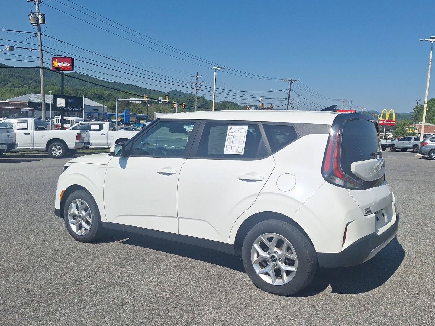 Used 2023 Kia Soul LX w/ LX Technology Package FWD image 5