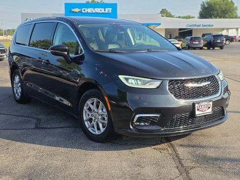 Used 2023 Chrysler Pacifica Touring-L FWD image 2
