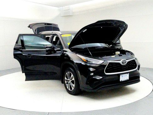 Certified 2022 Toyota Highlander XLE image 9