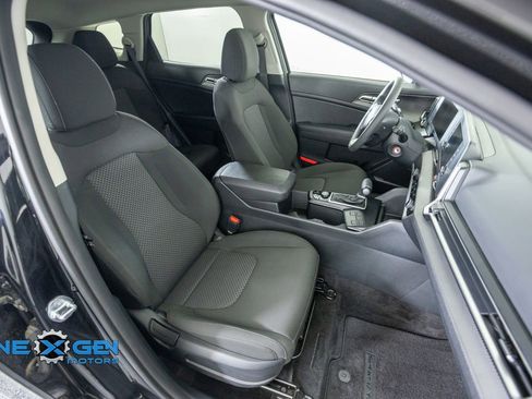 Used 2025 Kia Sportage LX FWD image 41
