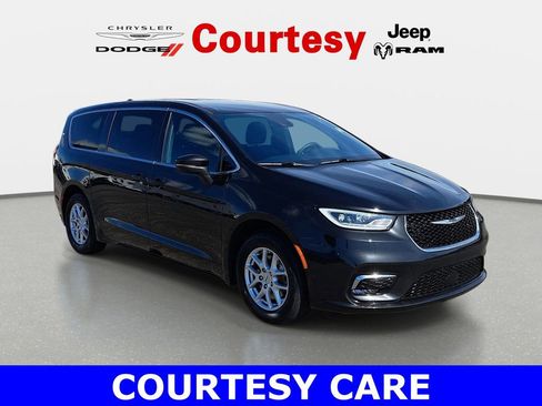 Used 2023 Chrysler Pacifica Touring FWD image 1