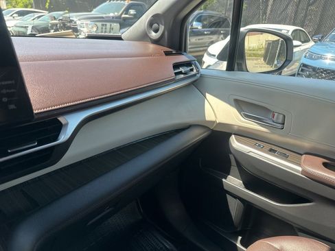 Used 2023 Toyota Sienna Platinum AWD/4WD image 19