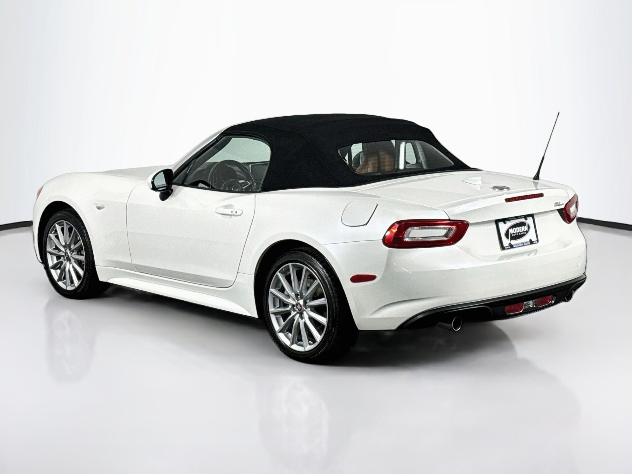 Used 2018 FIAT 124 Spider Lusso w/ Navigation & Sound Group RWD image 13