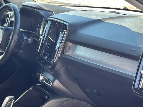Used 2021 Volvo XC40 T5 Momentum w/ Protection Package Premier image 27