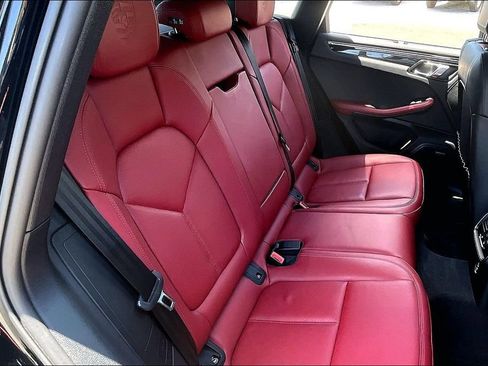 Used 2025 Porsche Macan AWD/4WD image 21