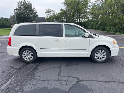 Used 2013 Chrysler Town & Country Touring FWD image 6