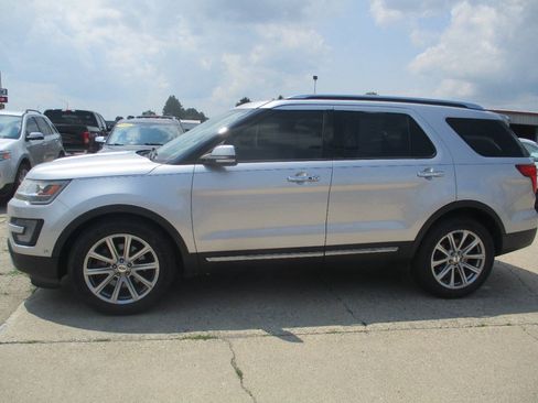 Used 2017 Ford Explorer Limited w/ Equipment Group 301A FWD image 3