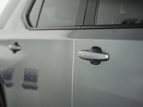 Used 2023 Chevrolet Traverse RS image 17