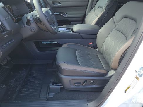 New 2026 Nissan Pathfinder Platinum image 14