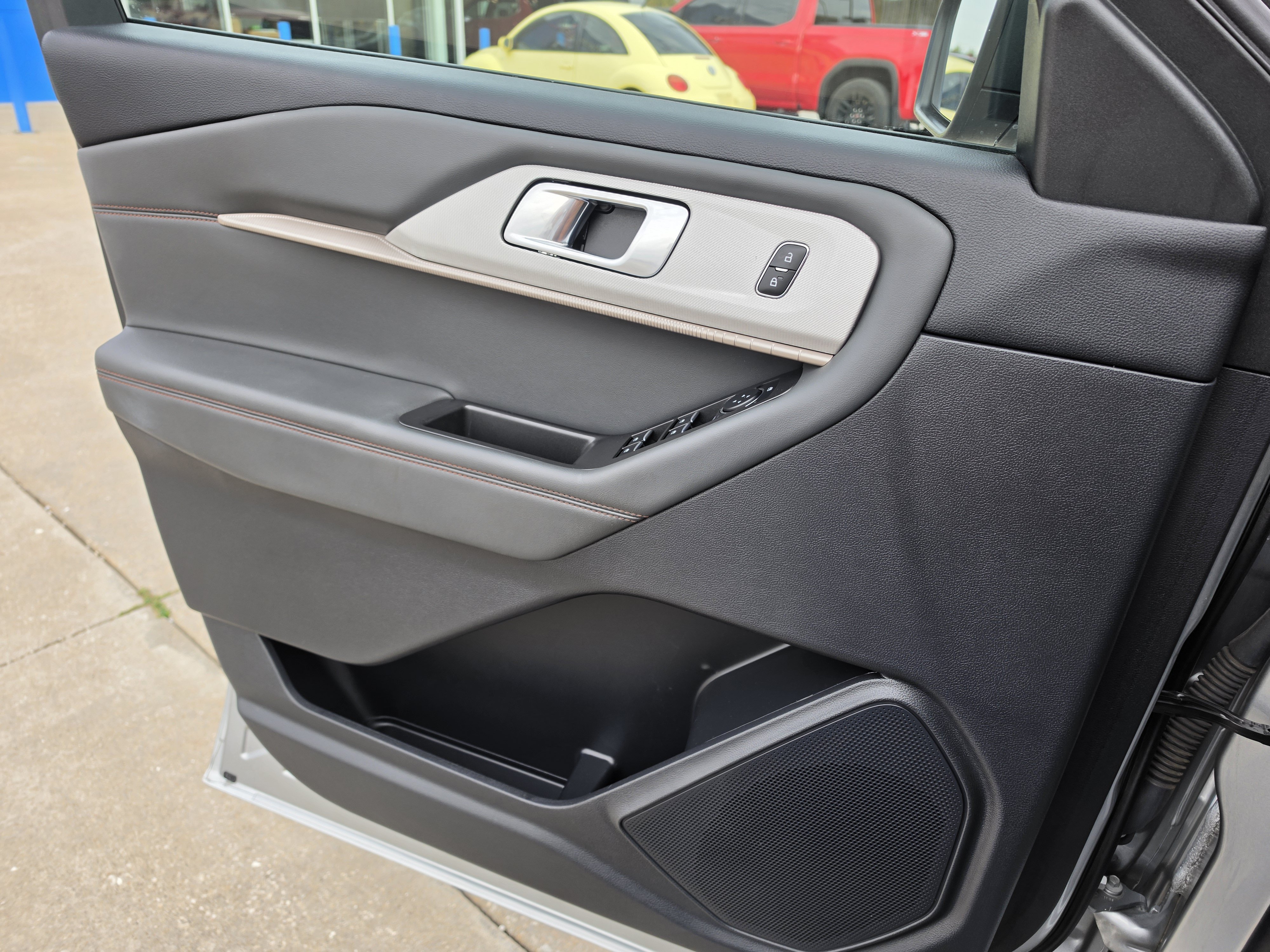 Used 2025 Ford Explorer Active AWD/4WD image 12