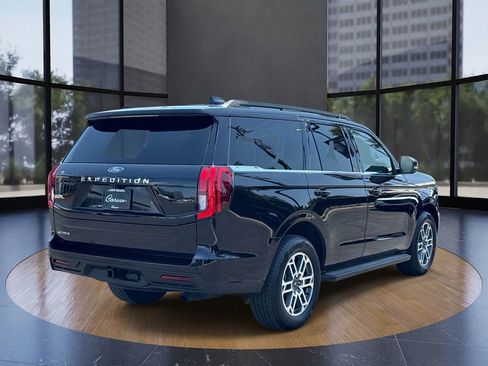 Used 2025 Ford Expedition Active RWD image 3