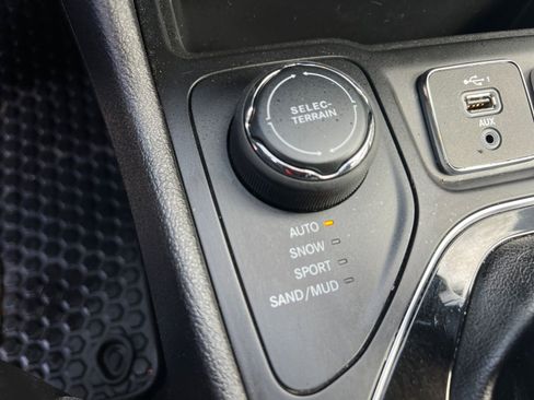 Used 2019 Jeep Cherokee Latitude Plus image 25