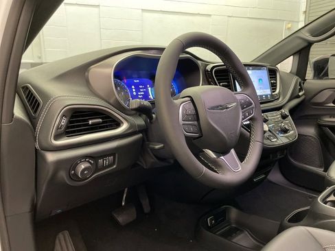 New 2026 Chrysler Pacifica Select image 14