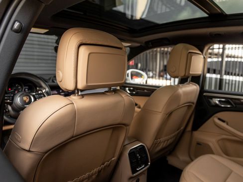 Certified 2024 Porsche Macan AWD/4WD image 27